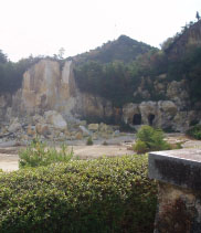泉山の磁石場は有田焼の原料となる陶石の採掘場
